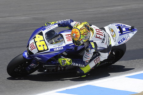 Valentino Rossi udbyggede sit forspring i MotoGP VM, da han kørte sin Fiat Yamaha til sejr i USA’s Grand Prix i Californien.